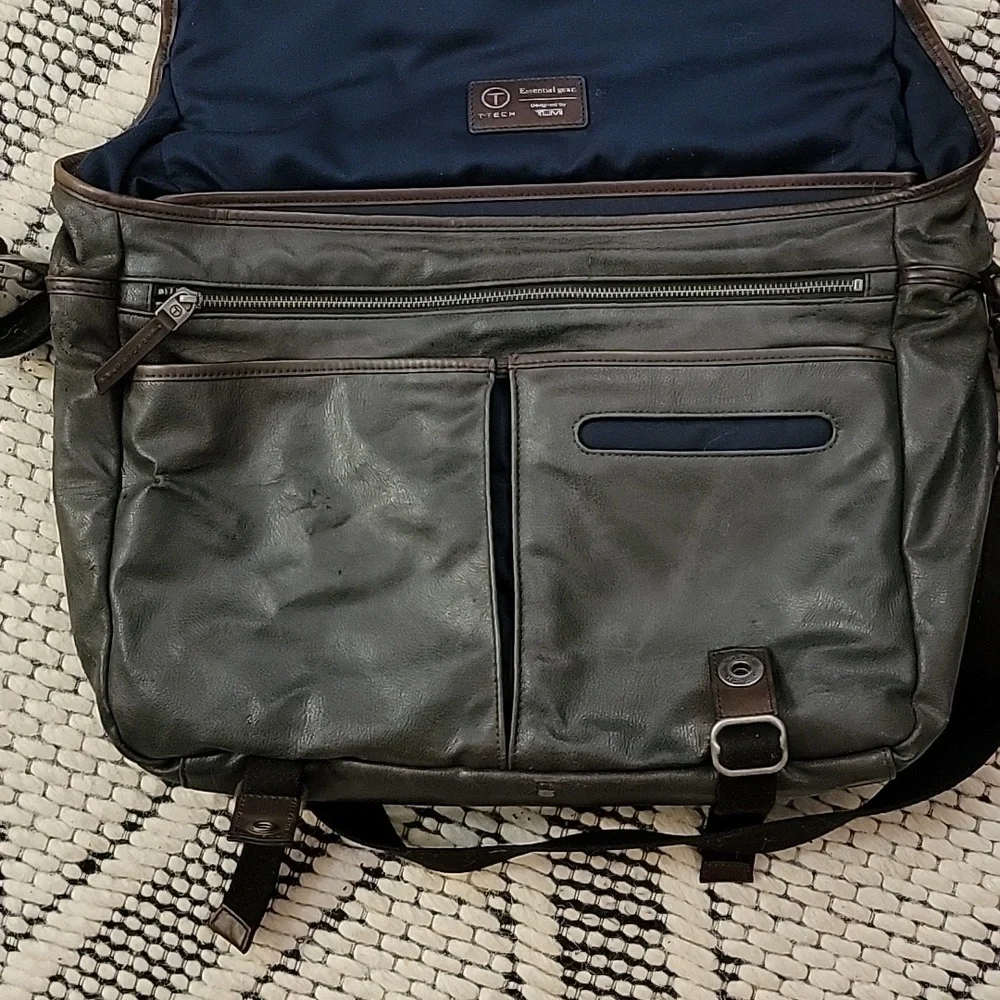 Tumi Messenger